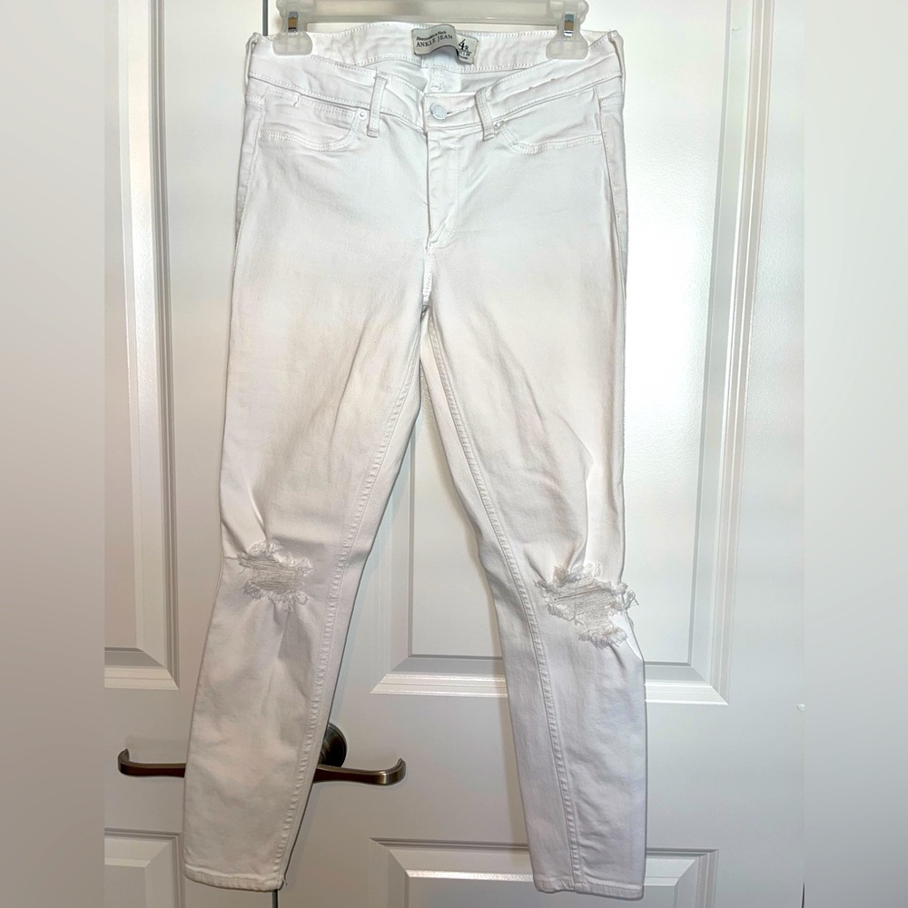 Abercrombie & Fitch white ankle Jean 4R. Like new